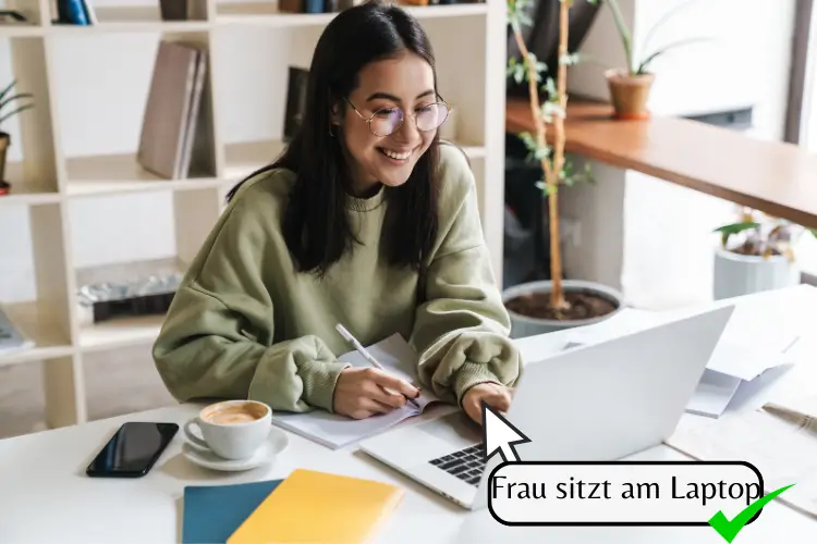 Frau am Laptop, richtiger Alt-Text